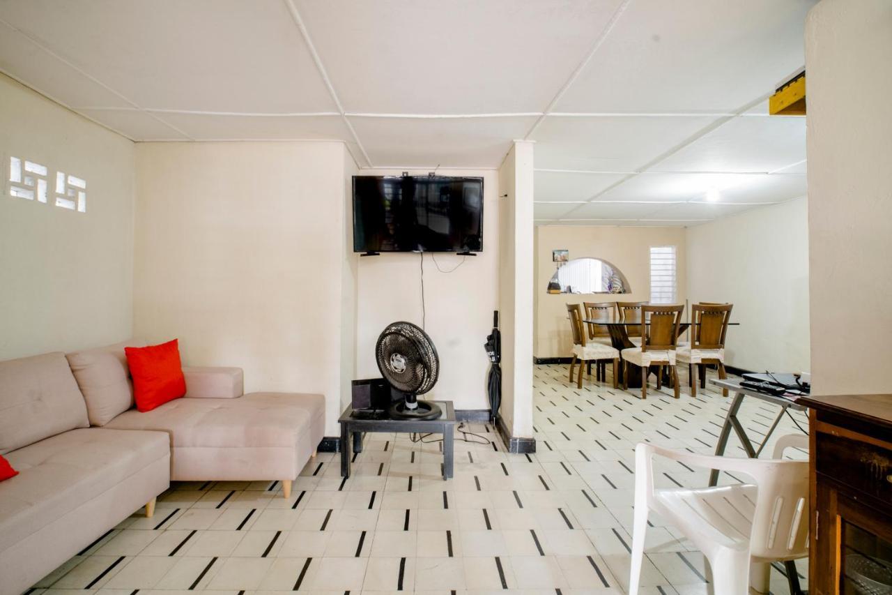 Privada En Casa De Mis Padres Homestay